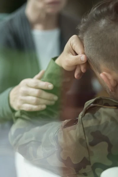 Солдат с депрессией — стоковое фото
