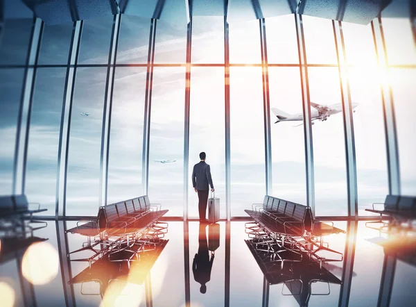 Бизнесмен в аэропорту возле окна — стоковое фото
