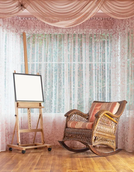 Деревянные станковой и плетеные кресла-качалки — стоковое фото