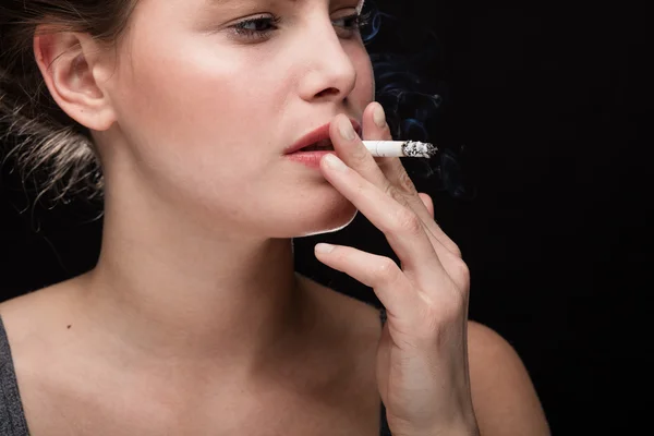 Концепция для некурящих женщина на черном — стоковое фото