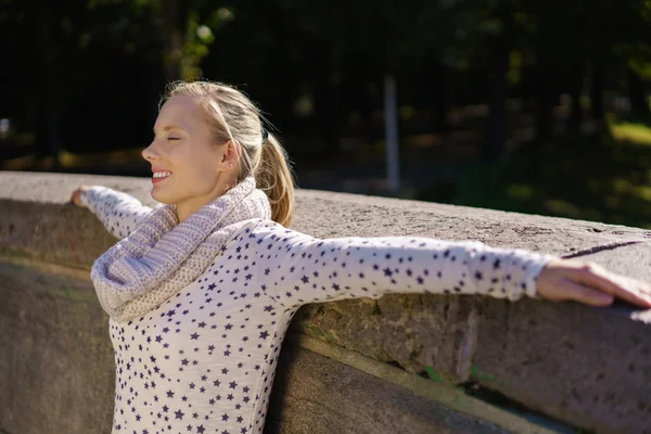 Женщина, расслабляющий на Pathway Перила в парке — стоковое фото