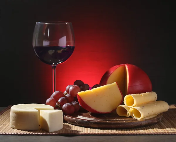 Изысканный Натюрморт вина, сыра и винограда — стоковое фото