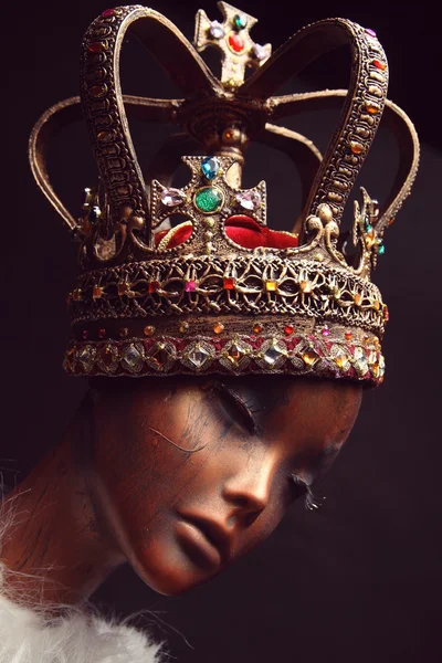 Манекен в творческих Золотая Корона — стоковое фото