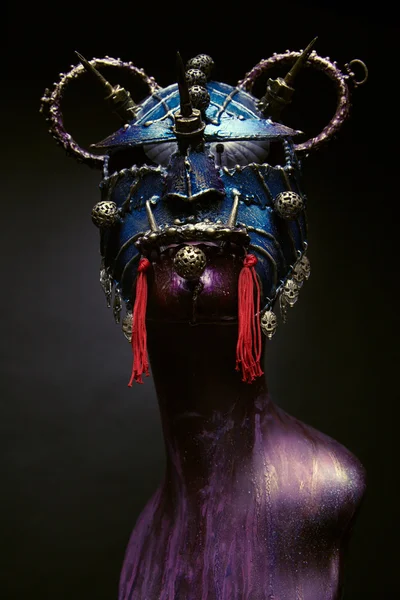Металлическая маска самурая — стоковое фото