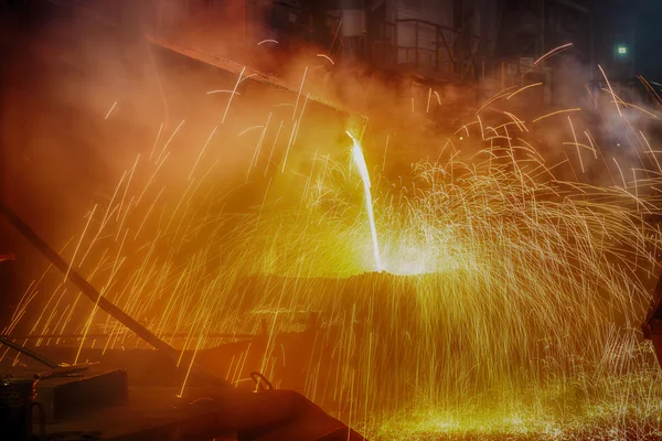Стали лить на металлургическом заводе — стоковое фото