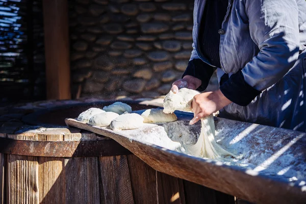 Создание грузинского хлеба — стоковое фото