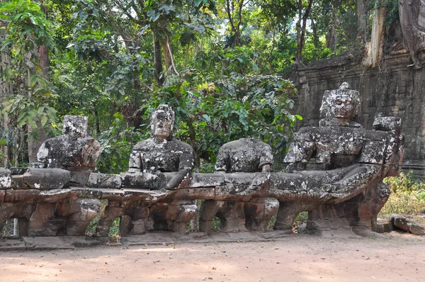 Гиганты в передние ворота Ангкор Тхом — стоковое фото