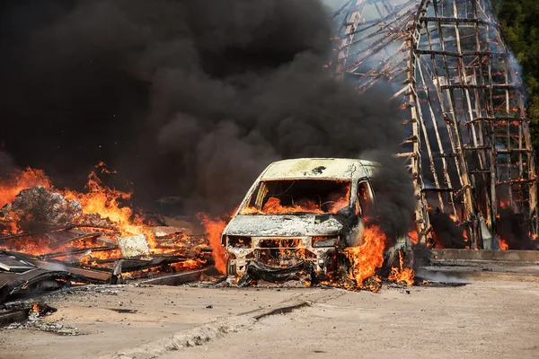 Пожар здания и автомобили — стоковое фото