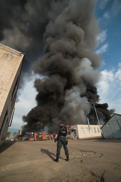 Пожар здания и автомобили — стоковое фото