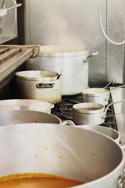 Кухонные кастрюли и сковородки — стоковое фото