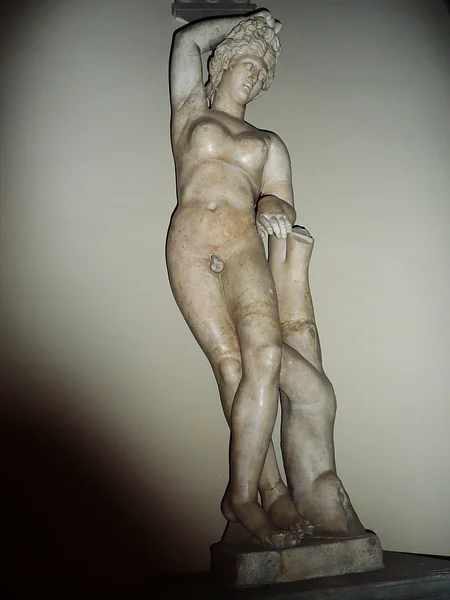 Статуя гермафродита во дворе древнего дворца Флоренции, Италия — стоковое фото
