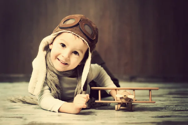 Маленький мальчик, играющий с самолетом — стоковое фото