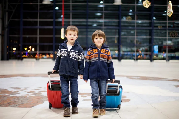 Два мило мало брат детей, мальчиков, в аэропорту, travelin — стоковое фото