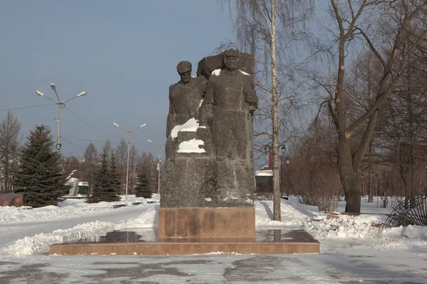 Nizhny tagil, Россия - 29 января 2015: фотография производителей танков памятника и танкиста на квадрате известности — стоковое фото