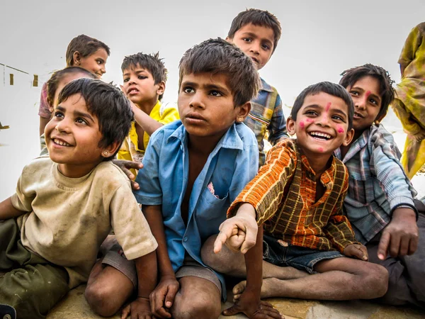 Индийские дети в пустыне Джайсалмера, Раджастхане, Индия — стоковое фото