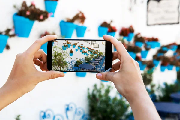 Женские руки, сфотографировать с мобильного телефона в белый деревне в Андалусия — стоковое фото