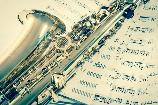 Частью саксофон, лежа на ноты. винтажный стиль — стоковое фото