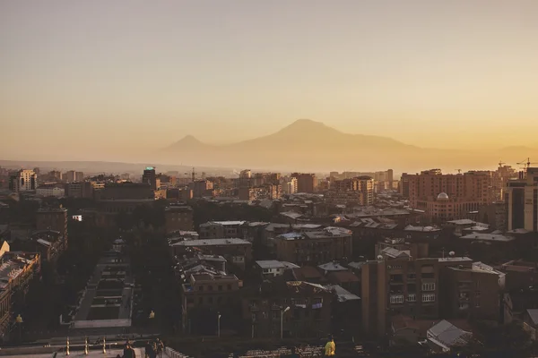 Город Ереван на закате — стоковое фото