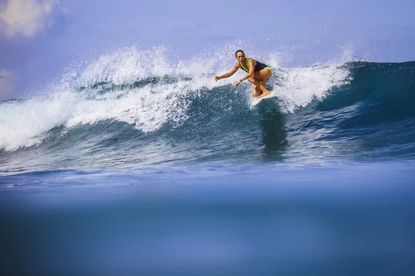 Серфер девочка на удивительные Голубая волна — стоковое фото