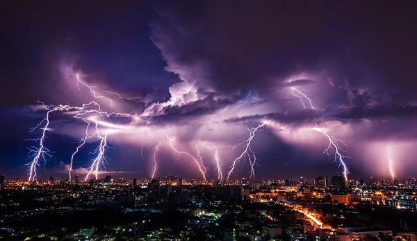 Буря молний над городом в фиолетовый свет — стоковое фото