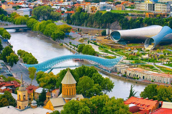 Красивый вид на реку Куру и мост мира в Тбилиси — стоковое фото