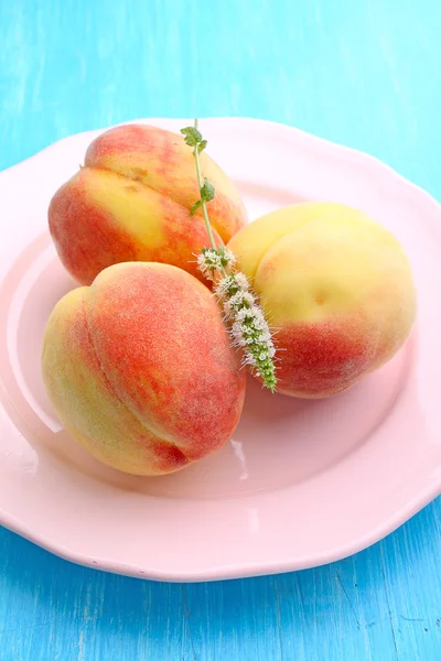 Персики с мятой листья — стоковое фото