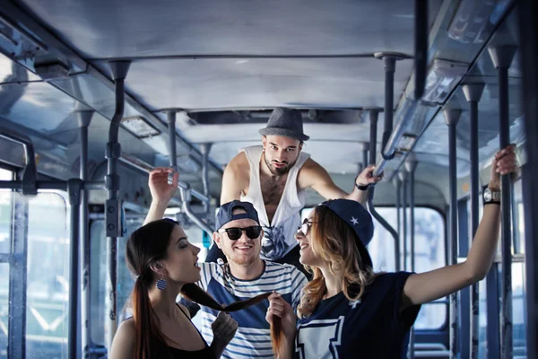 Молодежная партия. веселой компании. яркие люди в автобусе, стиль — стоковое фото