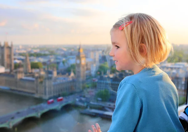 Дети, наслаждаясь видом от Лондонский глаз — стоковое фото