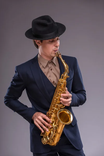 Красивый молодой джазовый человек — стоковое фото