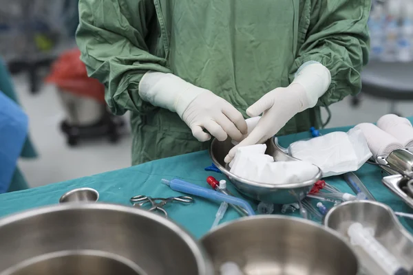 Медсестра скраб готовить медицинских инструментов для операции на открытом сердце — стоковое фото