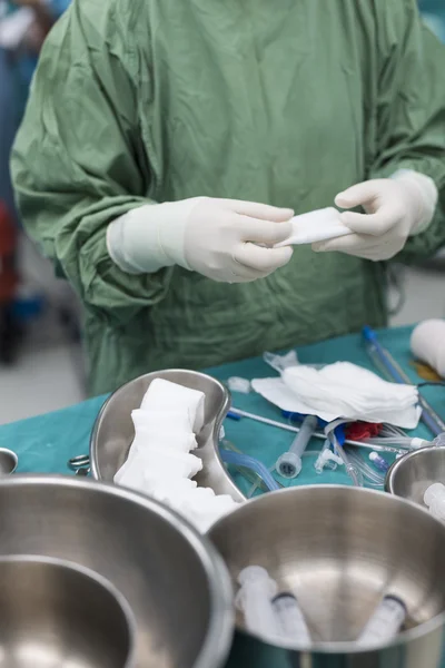 Медсестра скраб готовить медицинских инструментов для операции на открытом сердце — стоковое фото