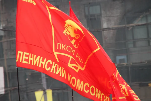 Флаг комсомола во время процессии коммунистов — стоковое фото