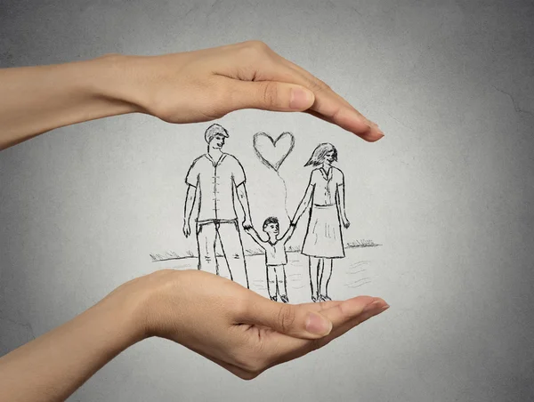 Женщины руки защиту счастливая семья — стоковое фото