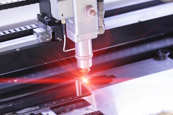CNC лазерной резки листового металла — стоковое фото