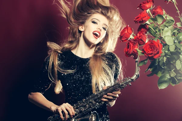 Женщина с sax и розы — стоковое фото