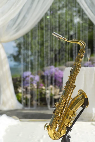 Золотой саксофон в праздничный свадебный церемония декор — стоковое фото