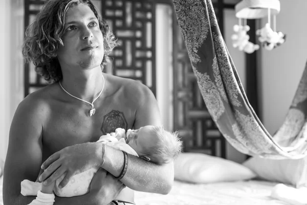 Папа, держа своего новорожденного ребенка — стоковое фото