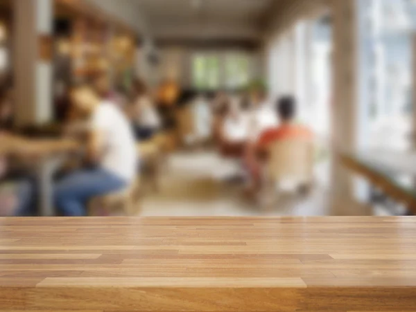 Пустой деревянный стол и размытым люди в кафе фон — стоковое фото