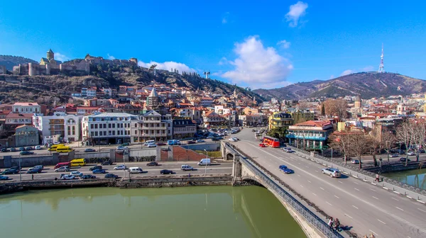 Город Тбилиси под голубым небом — стоковое фото