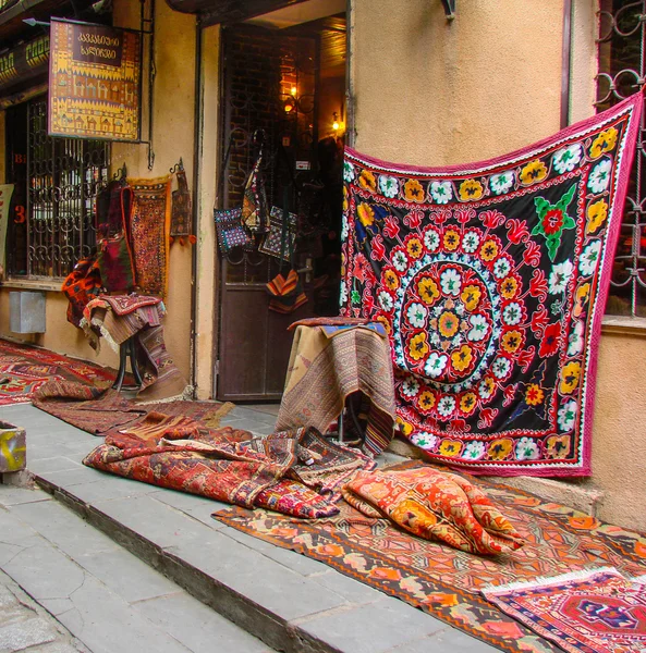 Старые ковры на уличном рынке — стоковое фото