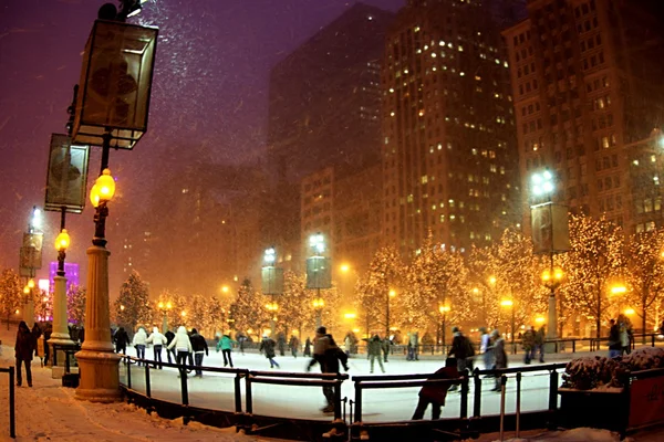 Зимняя ночь в Чикаго — стоковое фото
