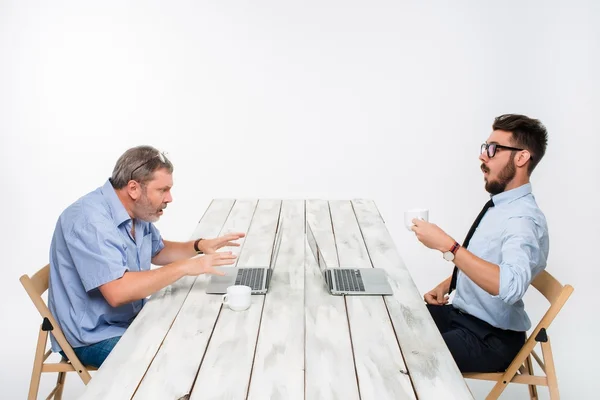 Двух коллег, работающих вместе в офисе на белом фоне — стоковое фото