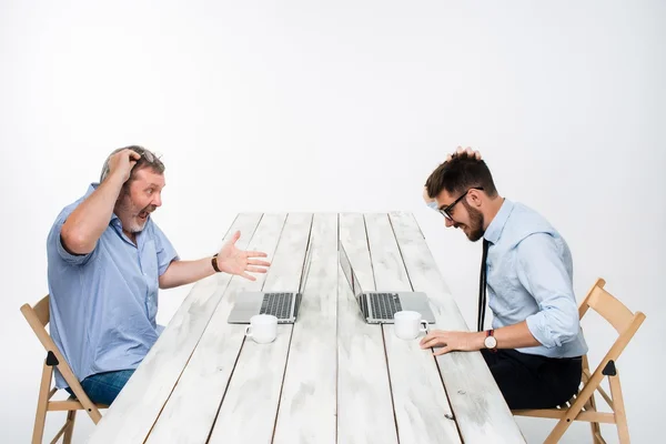 Двух коллег, работающих вместе в офисе на белом фоне — стоковое фото