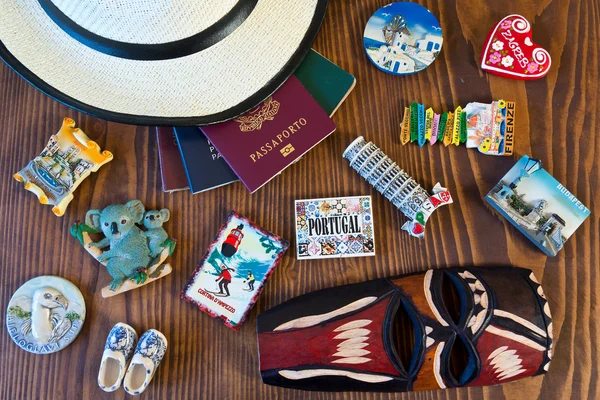 Различных паспортов и сувенирные магниты — стоковое фото