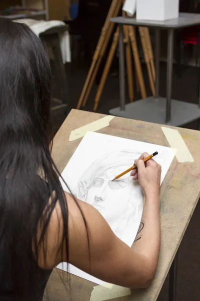 Молодой художник рисует портрет карандашом — стоковое фото