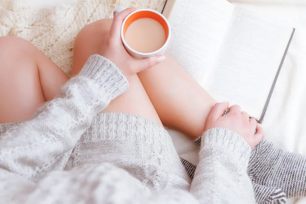 Женщина с книгой и чашку чая — стоковое фото