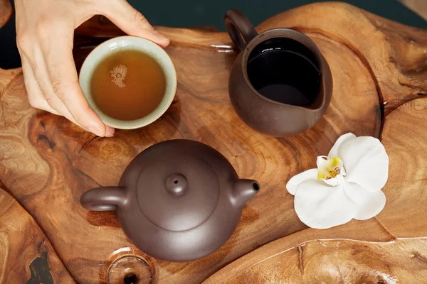 Чашкой чая и чайник-заварник на дерево таблица — стоковое фото