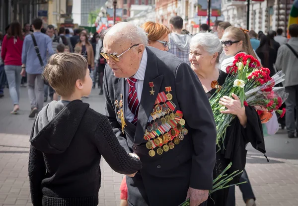 Молодой Патриот говорит с старый ветеран второй мировой войны — стоковое фото