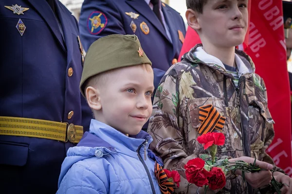 Молодые патриоты изношенные корма колпачок с красный знак зодиака — стоковое фото