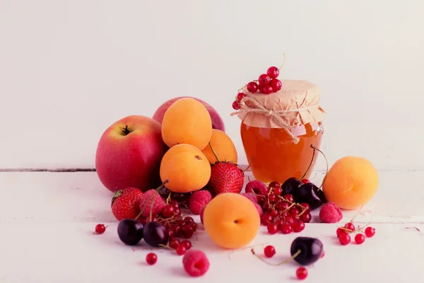 Абрикосовое варенье на фоне фруктов и ягод (абрикосов, Appl — стоковое фото